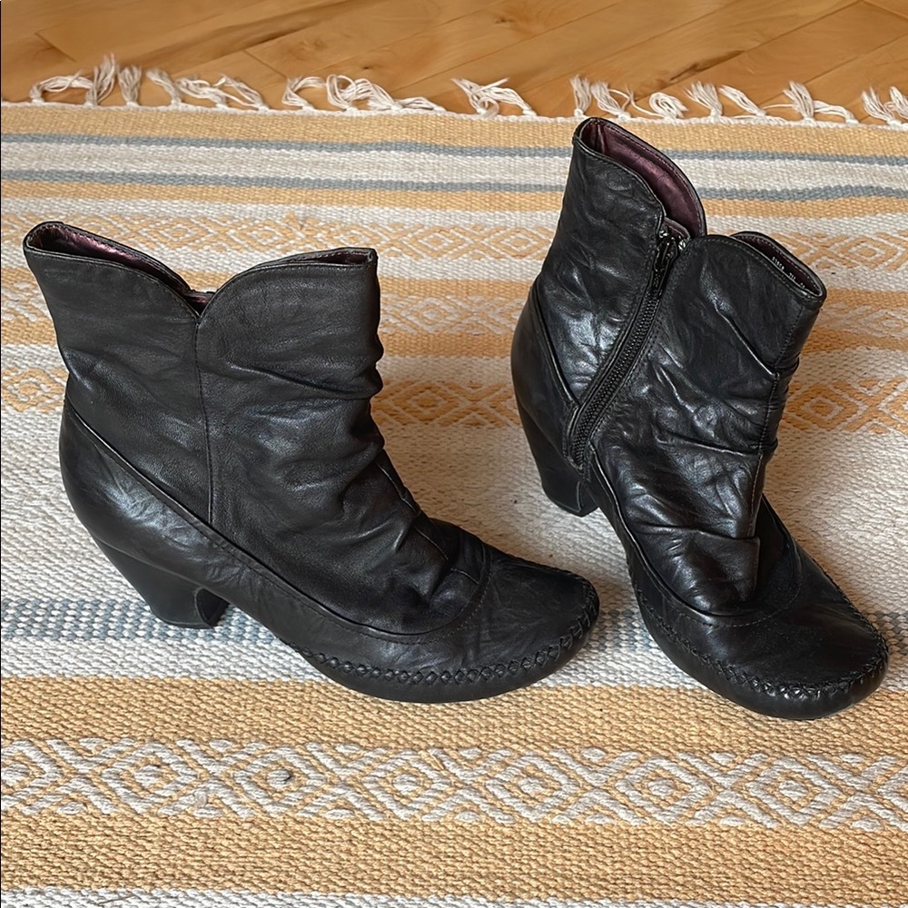 Indigo by Clarks Black Textured Leather Ankle Boots, Size 7